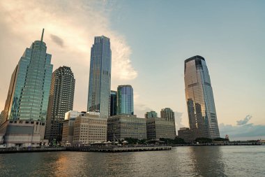 İş bölgesindeki ofis binası. Gökdelen mimarisi. Camdan yapılmış bir gökdelen. Modern cam bina. Şehir merkezindeki gökdelen. Gökdelenli şehir. Jersey Şehri Rıhtımı.