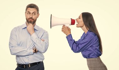 Anlaşmazlığı çözmek. Rekabet konsepti. İş çatışması. İş kadını, beyazdan izole edilmiş bir şekilde hoparlörden çalışana bağırıyor. Patronun terfi konusunda ortağıyla anlaşmazlığı var. Tanıtım faaliyetleri.