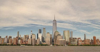 New York, Birleşik Devletler. Aşağı Manhattan silueti. New York, Manhattan 'ın ortasındaki New York şehrinin manzarası. NYC, ABD, Manhattan. New Jersey 'den New York. Manhattan şehir merkezi..