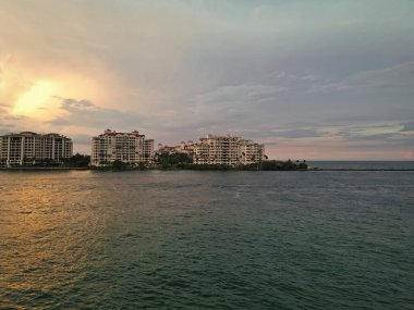 Miami Fisher adasının panorama hava aracı görüntüsü. İHA 'dan Miami plajına. Miami panorama, Florida. Fisher Adası 'nın panoramik manzarası. Hava manzarası. Fisher Adası hava manzaralı. Konut binaları.