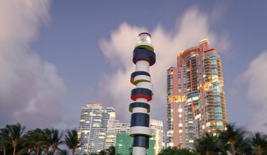 South Pointe Park, Florida 'daki ünlü anıt. Seyahat güzergahı. South Pointe Parkı. Tarihi mimari. Deniz feneri heykeli. Miami Beach 'teki şehir parkı. Güney sahili mimarisi. Gece görünümü.