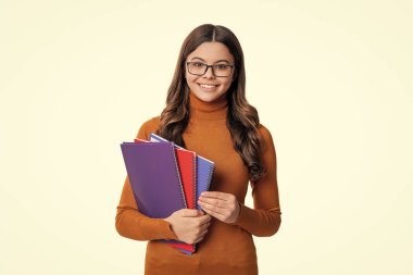 Okula dönelim. Okul ödevi olan kız. Ergenlik için eğitim. Beyaz tenli genç bir kız. Ders çalışma zamanı. Bilgi ve eğitim. Okul eğitimi. Öğrenci kız ödevini yap..