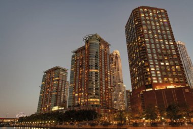 Chicago gökdelen binasının gece manzarası. Chicago gökdelenin mimarisi. Şehir gecesi aydınlatılmış bina. Gökdelen şehir manzarası. Chicago 'nun gece şehri. İş şehri.