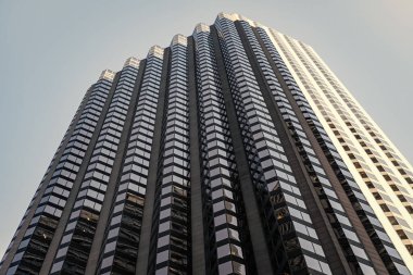 İş gökdelen camı. Modern cam bina. Şehir merkezindeki gökdelen. Şehir merkezinde gökdelenli. İş bölgesindeki ofis binası. Gökdelen mimarisi. Çelik çerçeve.