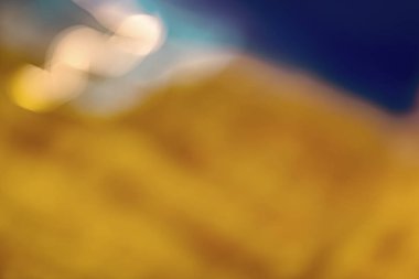 Odaklanamayan soyutlama. Görüntü arkaplanı. Kimseyle odaklanmış olmayan soyut bir özgeçmiş. Odaklanmamış bulanık mavi sarı renk. Bulanık arkaplan.