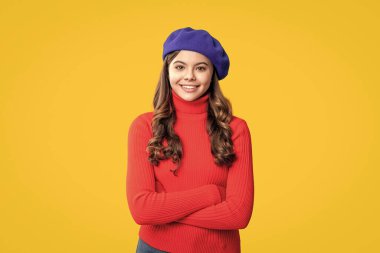 Moda ve şık, neşeli genç kız. Gençler için sonbahar moda tarzı. Sonbahar tarzı kıyafetler. Sonbahar bereli kız. Sarıda izole edilmiş genç bir kız. Sonbahar aksesuarları. Sonbahar moda kızı.