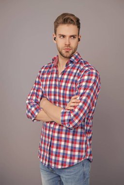 Elsiz kulaklık. Kulaklık cihazı aksesuarı. Kablosuz kulaklık cihazı. Rahatlık ve zindelik. Aletli adam. Kablosuz kulaklıklı bir adam. Adam gri renkte izole edilmiş kulaklık kullanıyor. Modern kablosuz kulaklıklar.