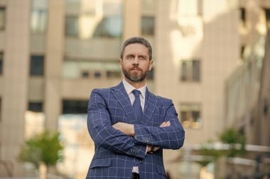 Liderlik ve başarı. Başarılı bir iş. Girişimcinin başarısı. Sokaktaki ofis müdürü. Takım elbiseli bir iş adamı. İspanyol işadamı dışarıda. İşletme patronu. Deneyimli bir avukat..