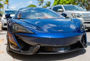 Miami, Florida, ABD - 19 Nisan 2025: Car McLaren 470 açık hava parkı. Mavi spor araba, ön manzara. 2018 McLaren 470 S spor araba. Lüks spor araba McLaren 470S.