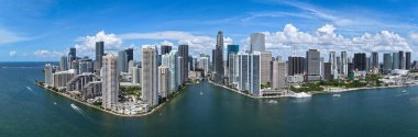 Miami 'deki Brickell Panoraması. Güneşli bir günde Miami 'nin gökyüzü manzarası. Miami Plajı ve Brickell 'in panorama manzarası. Brickell ünlü bir panorama. Miami şehir merkezi manzarası