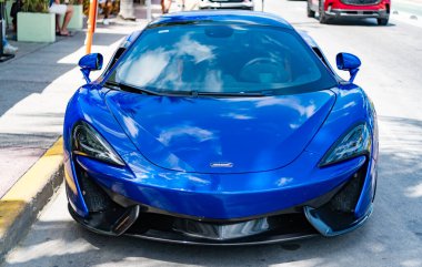 Miami, Florida, ABD - 19 Nisan 2025: Car McLaren 570 açık hava parkı. Mavi spor araba, ön manzara. 2018 McLaren 570 S spor araba. Lüks spor araba McLaren 570 'ler..