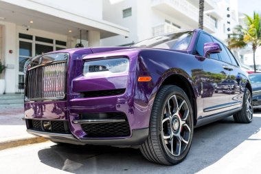 Miami, Florida, ABD - 19 Nisan 2025 Rolls Royce Cullinan SUV arabası. Lüks SUV Rolls Royce Cullinan. Araba Rolls Royce Cullinan dışarı park etmiş. Mor araba, köşe manzaralı..
