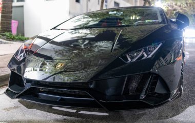 Miami, Florida, ABD - 3 Nisan 2025: siyah araba, köşe manzaralı. 2018 Lamborghini Huracan EVO süper araba spor arabası. Lüks spor araba Lamborghini Huracan. Araba Lamborghini Huracan EVO dışarı park etmiş..