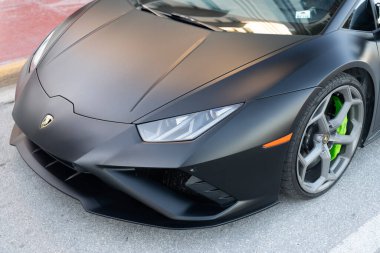 Miami, Florida, ABD - 19 Aralık 2024: Lamborghini Huracan EVO 'nun spor arabası. Lamborghini Huracan 'ın siyah arabası. 2021 Lamborghini Huracan EVO üstü açık spor araba.