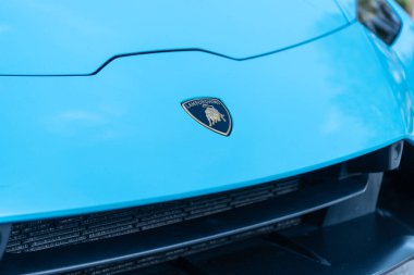 Miami, Florida, ABD - 05 Aralık 2024 Lamborghini Huracan üstü açık spor araba. Lüks Lamborghini Huracan. Araba Lamborghini Huracan açık havada. Lamborghini Huracan EVO, köşe manzaralı.