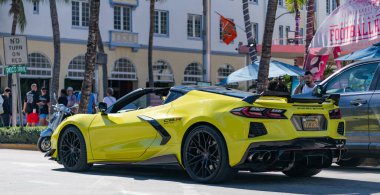 Miami, Florida, ABD - 23 Kasım 2024 Chevrolet Corvette Stingray sarı spor yara izi. Lüks araba Chevy Corvette. Araba sarı, siyah Chevy Corvette açık havada. Chevrolet Corvette, köşe manzaralı..