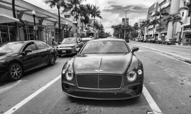 Miami Beach, Florida USA - 8 Haziran 2024 Bentley Continental GT Miami Beach 'te. Bentley Continental GT mavi renk ön görünümü