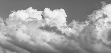 Gökyüzünde bulutlar olan mavi gökyüzü. Gökyüzü bulutları. Yumuşak güneş ışığıyla beyaz bulutlu cennet. Pastel mavi gökyüzü arka planında bulutlar