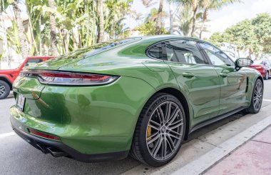 Miami, Florida, ABD - 20 Aralık 2024: Porsche Panamera 2019 Gran Turismo spor fastback otomobil. Porsche Panamera 'nın lüks arabası. Porsche Panamera 'nın arabası dışarıda park edilmiş. Porsche Panamera, köşe görünümü.