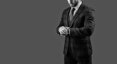 Dakik adam vardiya saatini geç kontrol ediyor. Nöbetçi bir iş adamı. Dakik adam gri üzerinde izole zamanı kontrol ediyor. İş için son gün. İş hayatına geç kalan bir iş adamı. Zaman yönetimi. Pankart.