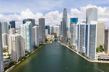 Brickell gökdelenlerinin hava görüntüsü. Miami şehir merkezinin modern manzarası