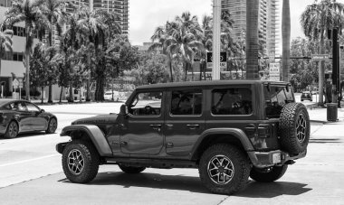 Miami Beach, Florida USA - Haziran 92024: 2018 Jeep Wrangler Rubicon 4x4 Miami Beach 'te kırmızıya boyandı. Jeep yaygın bir arazi aracı markasıdır. Yan görünüş. beyaz