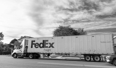 Chicago, ABD - 21 Ağustos 2024: Yolda FedEx konteynırlı kamyon. FedEx Şirketi, uluslararası kapsamı olan ABD merkezli bir lojistik şirketi. Federal Express teslimat işinde lider şirkettir..