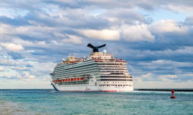 Miami, Florida, ABD - 23 Aralık 2024: Karnaval Magic yolcu gemisi yolculuğu. Yaz tatilinde gemi turu. Karnaval yolcu gemisi. Gemi turu ve okyanusta seyahat. Gemi Miami limanından ayrılıyor..