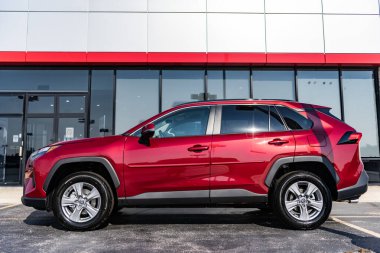 Park Ridge, Illinois, ABD - 26 Ağustos 2024 Toyota RAV4 çapraz SUV. Toyota RAV4 tipi lüks bir arazi aracı. Toyota RAV4 'ün arabası dışarıda park edilmiş. Toyota RAV4, yan görünüm.
