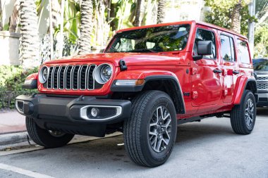 Miami, Florida, ABD - 18 Aralık 2024 Jeep Wrangler 4xe Sahara hibrit beyaz SUV araba. SUV Jeep Wrangler Sahra. Araba kırmızısı Jeep Wrangler Sahara açık havada. Jeep Wrangler, köşe manzaralı..