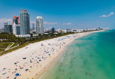 Turkuaz suları olan Miami plajı. Kumlu sahil şeridinin ve dalgaların havadan görünüşü
