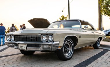 Park Ridge, Illinois, ABD - 22 Ağustos 2024: Buick Electra arabası. Buick Electra 'nın klasik arabası. Buick Electra açık havada. Otomobil fuarında park edilmiş Retro araba, köşe görünümü.