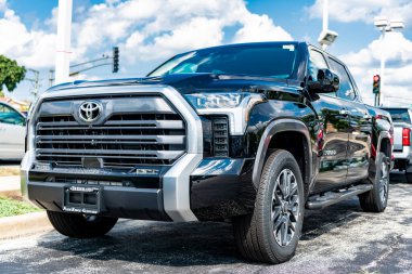 Park Ridge, Illinois, ABD - 16 Ağustos 2024 Toyota Tundra Limited Car. Toyota Tundra 'nın lüks kamyonet vagonu. Toyota Tundra 'nın arabası dışarıda park edilmiş. Toyota Tundra siyah renk, köşe görünümü.
