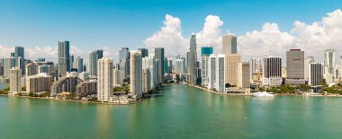 Miami 'nin gökyüzü manzarası. Brickell Miami 'nin Panorama şehri. Florida sahil şeridinin insansız hava aracı görüntüsü. Gökdelenli Miami gökdelenleri