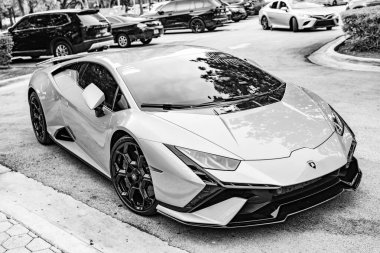 Miami Beach, Florida USA - 9 Haziran 2024 Lamborghini Huracan Tecnica Green Miami plajında. Lamborghini lüks bir İtalyan otomobil üreticisi.