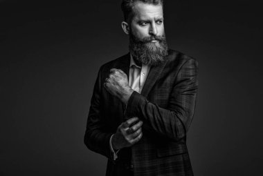 Özel dikim erkek giysisi giymiş sakallı adam. Özel dikim kıyafet giyen bir iş adamı. Şık takım elbiseli bir iş adamı. Resmi terzilik kıyafeti. Erkek giyim kuşamı. Bespoke takımı..