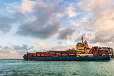 Miami, Florida, ABD - 16 Aralık 2024 Kargo Chloe D Monrovia konteynır, sevkiyat lojistiği. Kargo gemisinde nakliye konteynırı. Kargo gemisi. Günbatımında Miami Limanı. Konteyner gemisi.