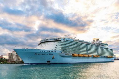 Miami, Florida, ABD - 23 Aralık 2024: Royal Karayipler Uluslararası tekne şirketi. Gemi turu. Yüzen otel. Deniz Yolcuları Seyahat Senfonisi. Gemi gezisi yaz tatili.