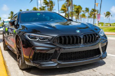 Miami, Florida, ABD - 02 Nisan 2025: Araba BMW M8 coupe açık havada park edildi. Siyah coupe araba, ön manzara. BMW M8 Gran Coupe arabası. Lüks spor araba BMW M8.
