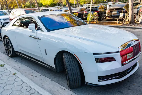 Miami, Florida, ABD - 07 Nisan 2025: 2024 Rolls Royce Spectre coupe elektrikli araba. Lüks elektrikli araba Rolls Royce Spectre. Araba Rolls Royce Spectre dışarı park etmiş. Beyaz spor araba, köşe manzaralı..
