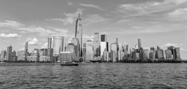 New York 'ta gemi turu. New York Manhattan 'ın silueti Hudson Nehri yolcu gemisiyle geziyor. New York gemi seyahati