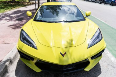 Miami, Florida, ABD - 02 Nisan 2025 Sarı Chevy spor arabası, köşe manzaralı. 2023 Chevrolet Corvette Stingray spor araba. Lüks spor araba Chevrolet Corvette. Chevrolet Corvette dışarıda park halinde..