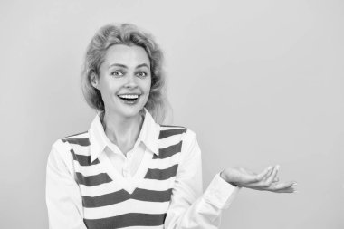 Kadın yönetici sarıda tek başına duruyor. Beyaz, genç, şık bir iş kadını. Kızıl saçlı kadın gündelik tarzda. Sıradan moda. Profesyonel iş kadını şirket lideri. Ürünü sunuyorum..