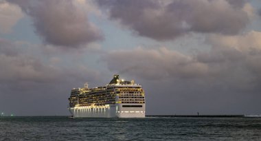 Yaz tatilinde hava seyahati. Gemi turu. Seyahat macerası. Hava manzaralı lüks yolcu gemisi yolculuğu. Gemi limandan ayrılıyor. Miami turu. Gemi seyahati. Boşluk afişini kopyala.