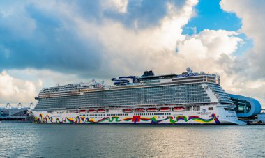 Miami, Florida, ABD - 4 Kasım 2024 Yaz Tatili Seyahati. Norveçli gemi şirketi. Gemi turu ve deniz seyahati. NCLH gemisi. Norveççe Tekrar Yolcu Gemisi Yolculuğu.