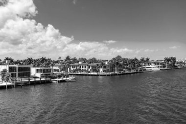 Yaz cennetinde tatil. Yazın lüks bir tatil köyü. Florida 'nın tropikal körfezine git. Tropik cennet tatil beldesinde yaz tatili. Yat iskelesi olan lüks bir yazlık villa. Hava görünümü.