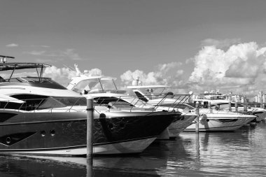 Yat teknesi Biscayne Körfezi 'ne yanaştı. Lüks yatı olan Miami Marina şehir merkezinde. Yaz tatili. Lüks yat marinası. Lüks bir tekne. Marina, Miami Beach, Florida USA 'de. Yat tasarımı.