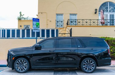 Miami, Florida, ABD - 4 Nisan 2025: lüks spor araba Cadillac Escalade ESV. Araba Cadillac Escalade ESV dışarıda park halinde. Siyah spor araba, yan görüş. 2023 Cadillac Escalade ESV Spor Araba.
