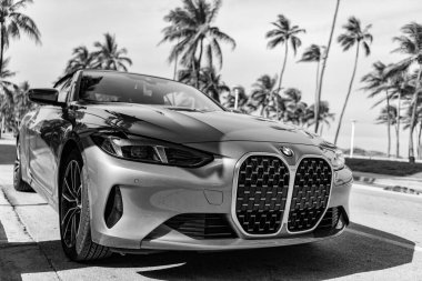 Miami Beach, Florida USA - 5 Haziran 2024: BMW 430i xDrive Miami plajında. Gri BMW 430i xDrive Ocean Drive Miami Beach 'te.
