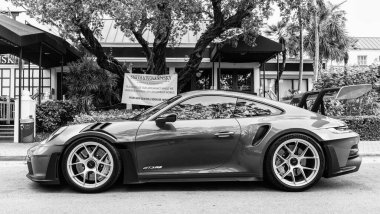 Miami Beach, Florida USA - 9 Haziran 2024: Porsche 911 GT3 Miami plajında. mor Porsche 911 GT3